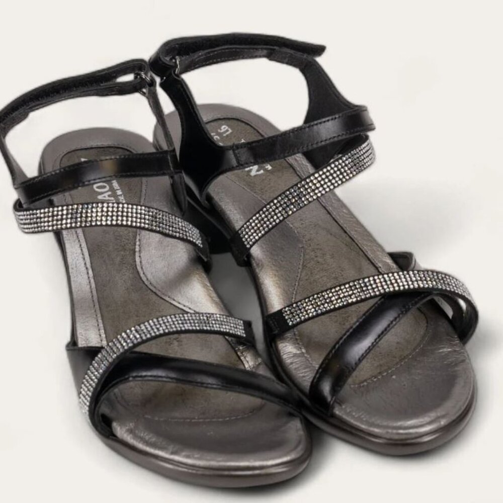 NIB Naot Innovate Black with Clear Rhinestones Size 41